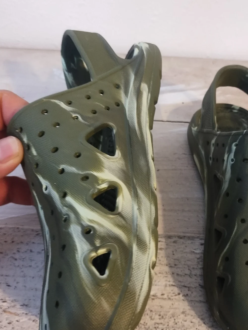 Totes Everywear Clogs Kids Size u.s.a 2-3/UK 2-3  green  Slip On good condition